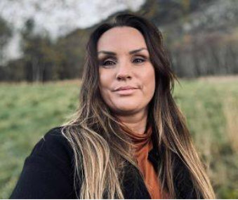 Et bilde som inneholder Menneskeansikt, person, utendørs, gress

KI-generert innhold kan være feil.