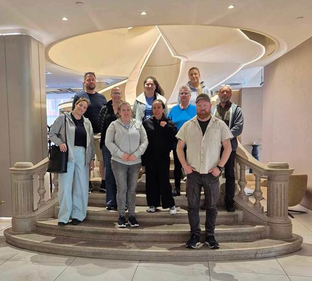 Et bilde som inneholder kl&aelig;r, tak, mann, person

Automatisk generert beskrivelse