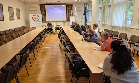 Et bilde som inneholder innend&oslash;rs, stol, m&oslash;bler, scenebilde

Automatisk generert beskrivelse